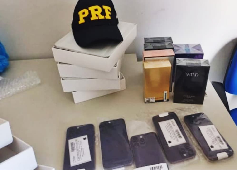 PRF apreende perfumes, iPhones e mercadorias importadas ilegalmente do Paraguai em rodovia da Paraíba