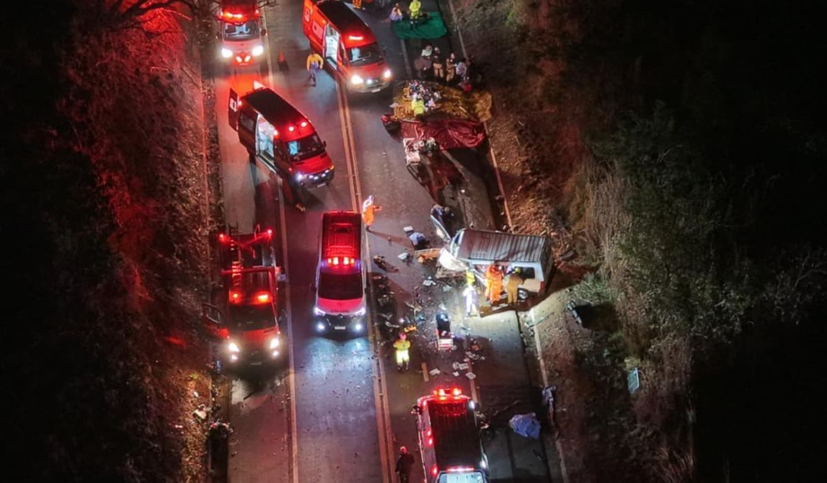 Colisão entre carro e van deixa quatro mortos e 16 feridos em Minas Gerais