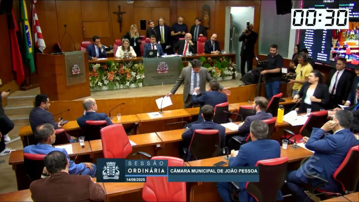 Dinho Dowsley critica tumulto de vereadores dentro do plenário da Câmara: "procurem outro lugar"