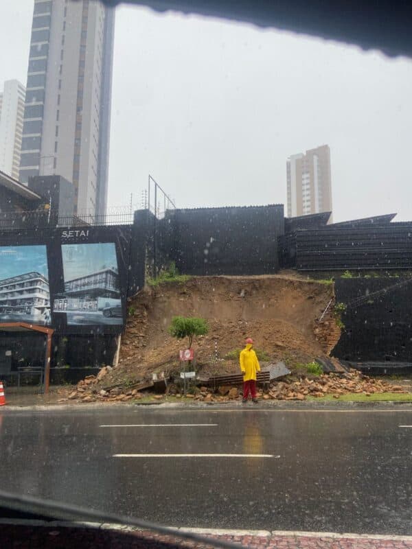 Parte de muro cai na Avenida Epitácio Pessoa e trecho da via é interditado