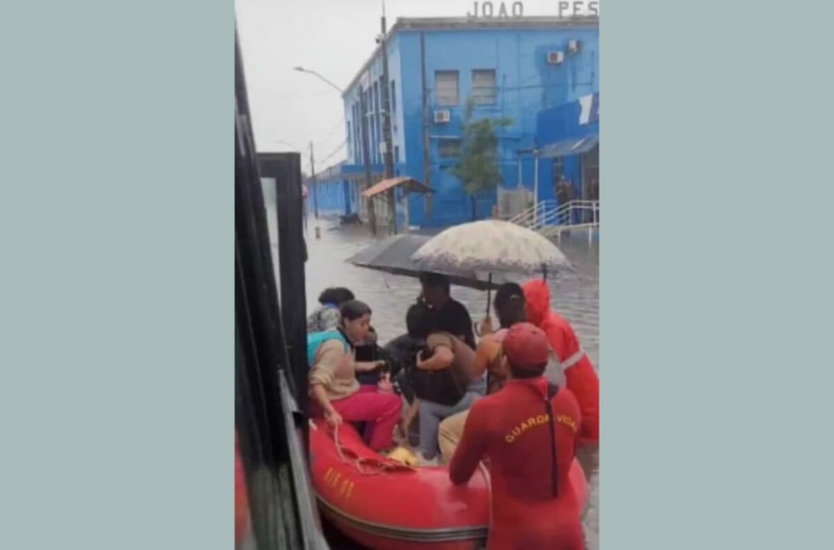 VÍDEO: passageiros de ônibus são resgatados em bote após veículo ficar preso em alagamento no Varadouro