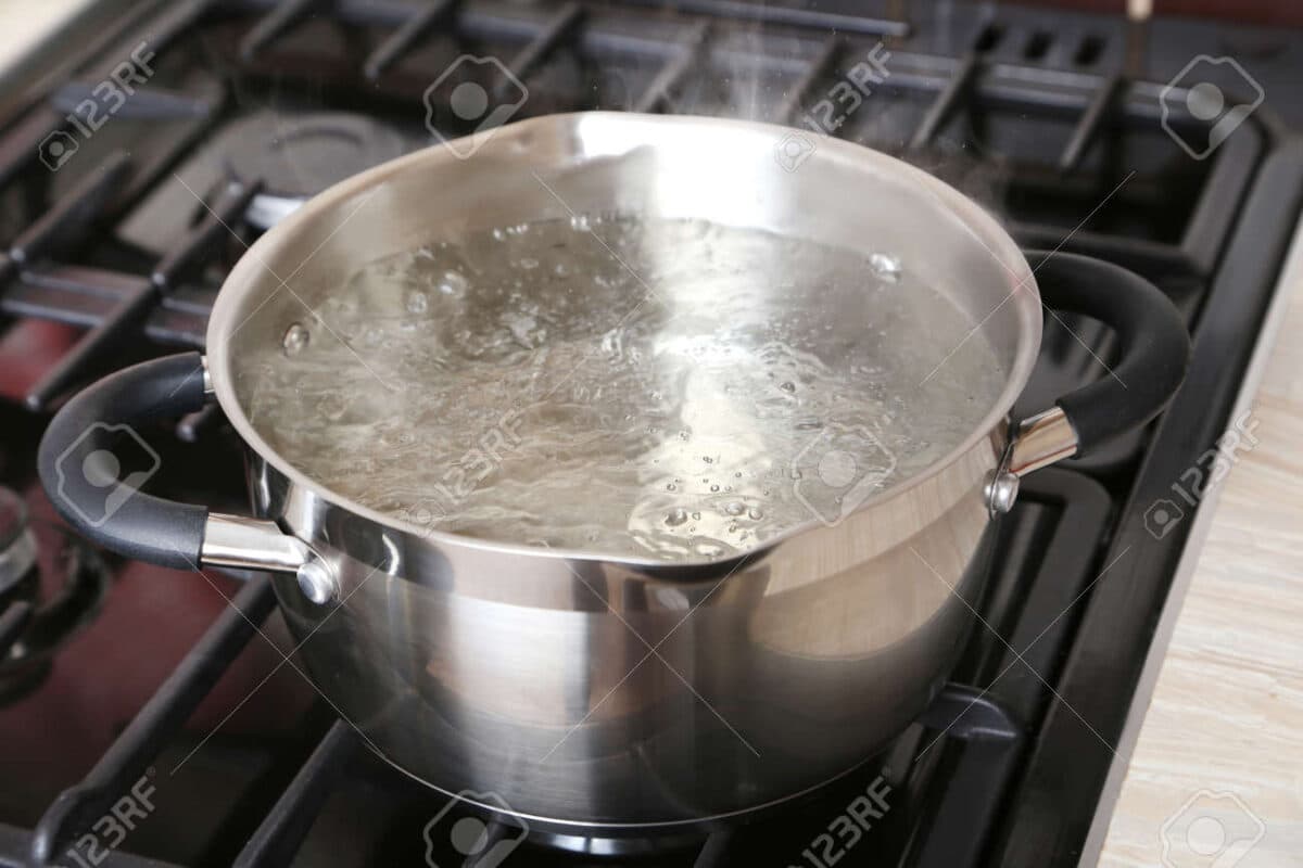 Mulher joga água fervente em colega de trabalho e vítima fica com queimaduras nas costas e braços