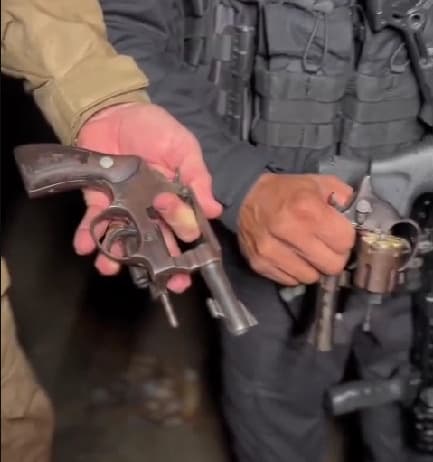 Polícia Militar realiza operação no Jardim Mangueira e apreende armas de fogo