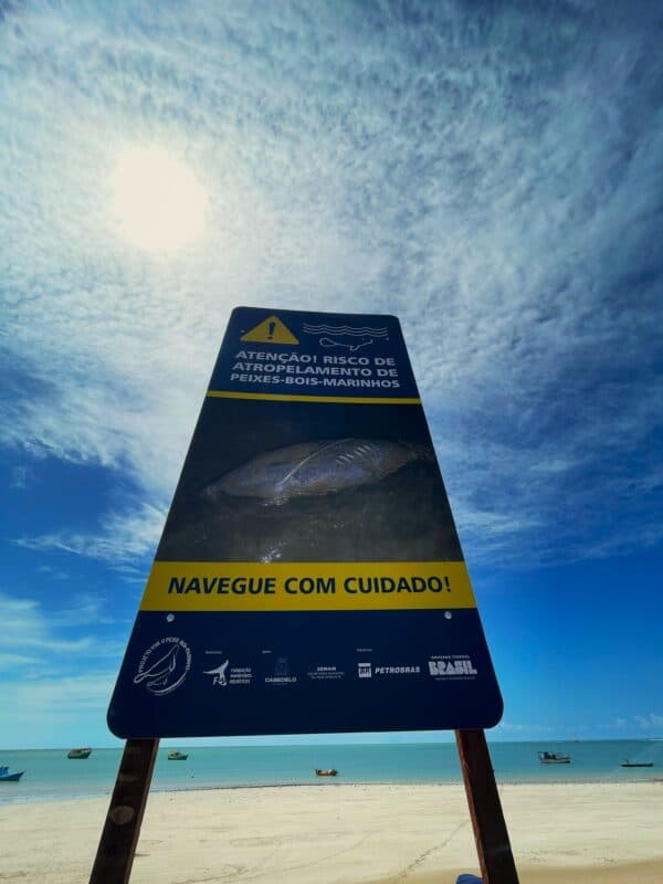 Projeto instala placas sobre risco de atropelamento de Peixe-Boi-Marinho em praias de Cabedelo