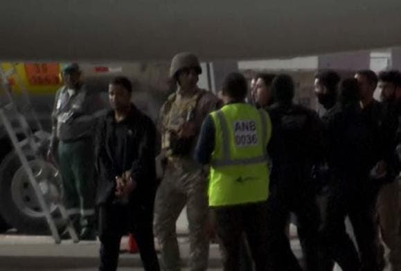 Chegada de Hytalo Santos e esposo à Paraíba é acompanhada por fãs, policiais, imprensa e curiosos