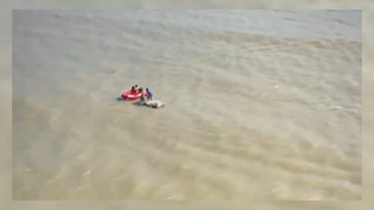 Cabo Branco: Corpo de Bombeiros e Acauã resgatam pescadores em barco à deriva em João Pessoa