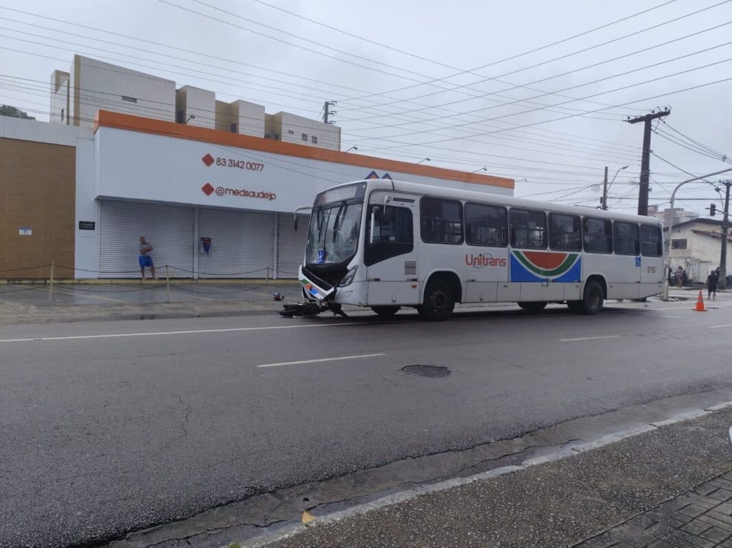 Motociclista por aplicativo e passageira morrem após colidir com ônibus no Centro de João Pessoa