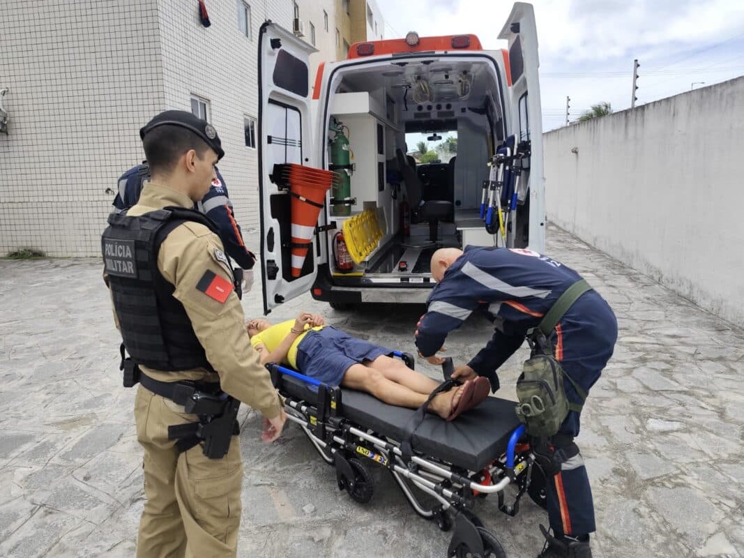 Mulher de 56 anos tem surto psicológico, ameaça família com faca e mantém neta como refém em Mangabeira