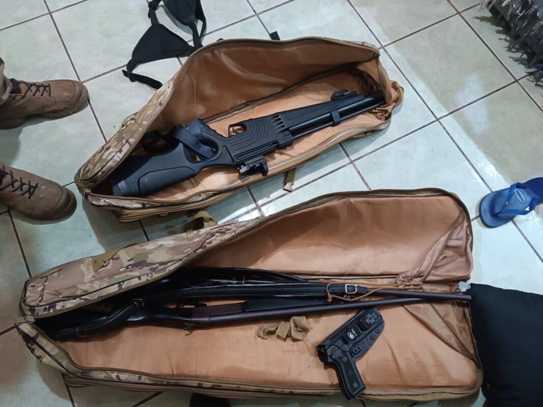 Polícia Civil prende 3 homens e apreende armas em operação contra roubo, homicídios e tráfico de drogas