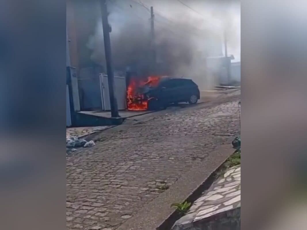 Incêndio em carro assusta moradores no bairro do Valentina, em João Pessoa