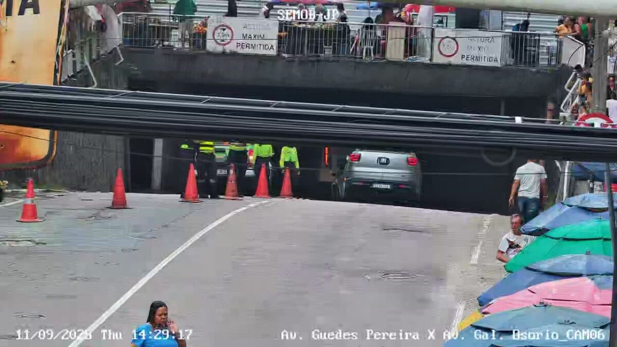 Caminhão fica 'entalado' em viaduto no Centro de João Pessoa