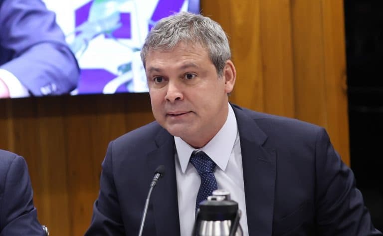 Líder do PT, paraibano Lindbergh Farias comemora prisão de Bolsonaro e chama ato de “dia histórico”