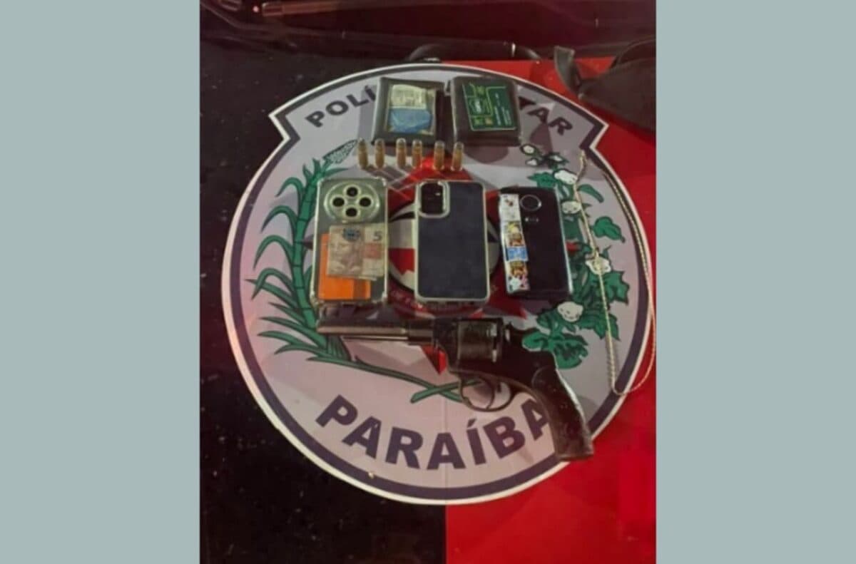 Suspeito é preso e menor de idade detido após assalto no Bessa, em João Pessoa; motocicleta e cordão de ouro são apreendidos