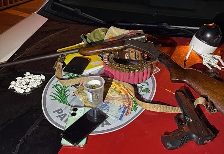 Homem é preso em flagrante e polícia apreende espingarda e drogas em São Bento