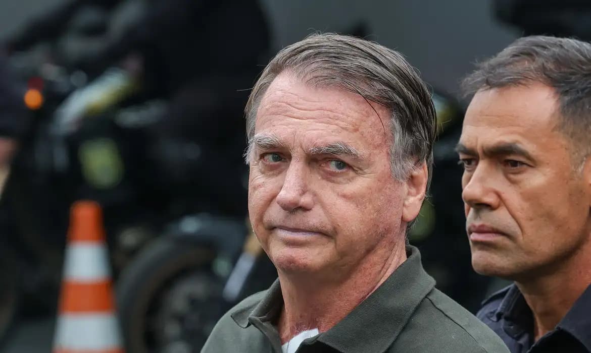 Bolsonaro recebe alta hospitalar e laudo indica câncer de pele