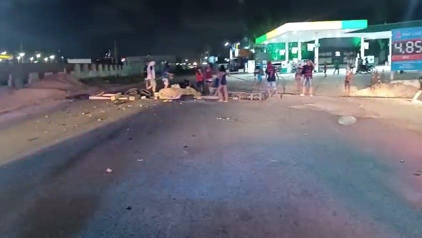 Populares interditam BR-230 em protesto por morte de adolescente em Cabedelo