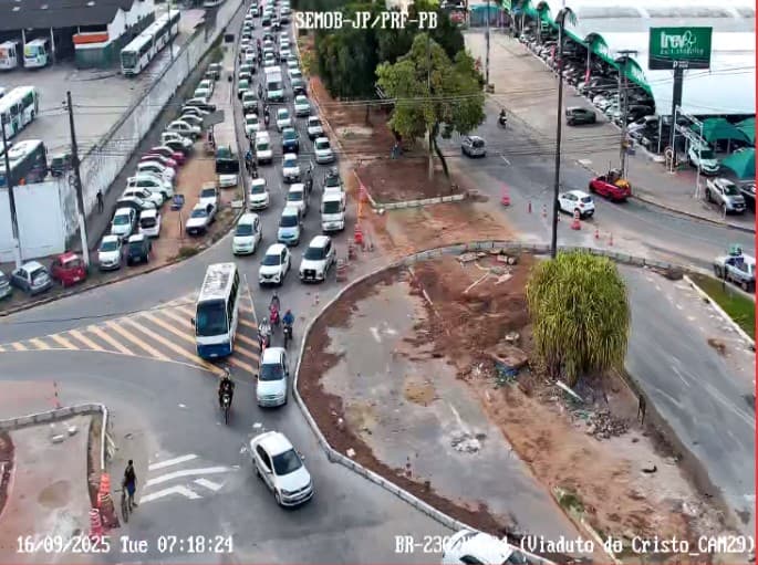 Obras provocam alteração da circulação em trecho da Avenida Diógenes Chianca e deixam trânsito lento próximo ao Viaduto do Cristo