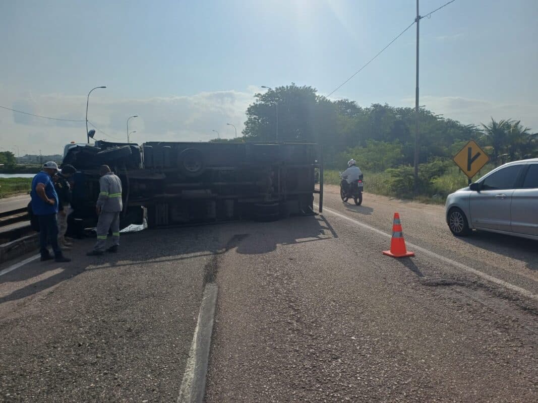 Caminhão tomba na BR-230 e provoca bloqueio no Viaduto das Três Lagoas, em João Pessoa