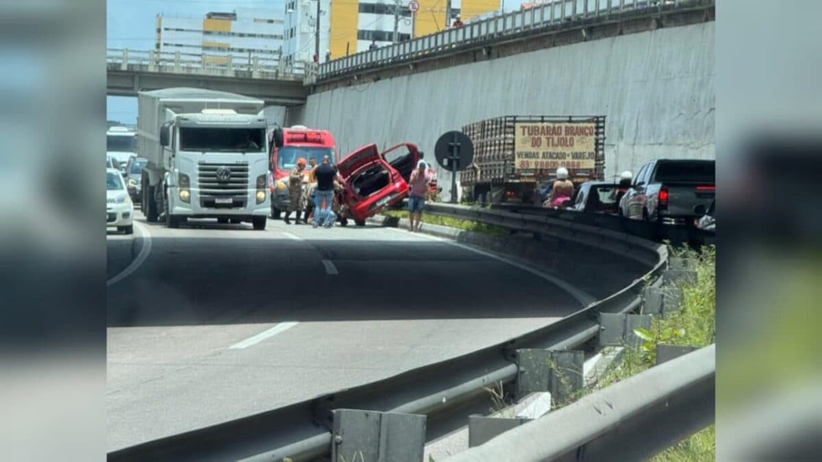 BR-230: acidente deixa trânsito lento próximo ao Hospital de Trauma, em João Pessoa