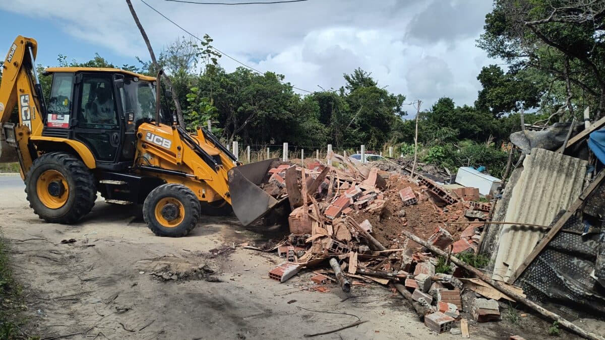 Operação faz demolição de construções irregulares no Parque das Trilhas, na Zona Sul de João Pessoa