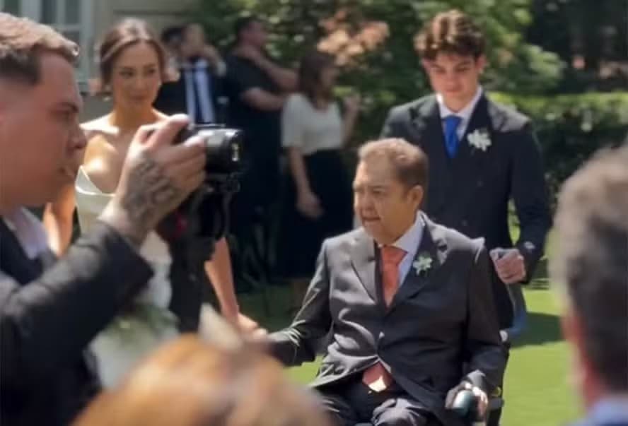 De cadeira de rodas, Faustão vai ao casamento da filha, a cantora Lara
