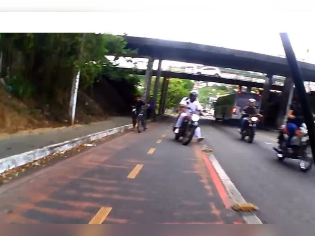 VÍDEO: ciclista flagra dez condutores de motos invadirem ciclofaixa em João Pessoa