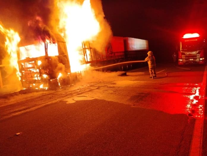 Caminhão pega fogo na BR-230, no acesso ao distrito de Galante