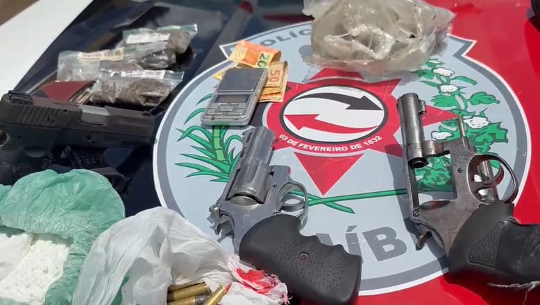 Operação apreende drogas, armas e menor de idade no Rangel; dupla é presa