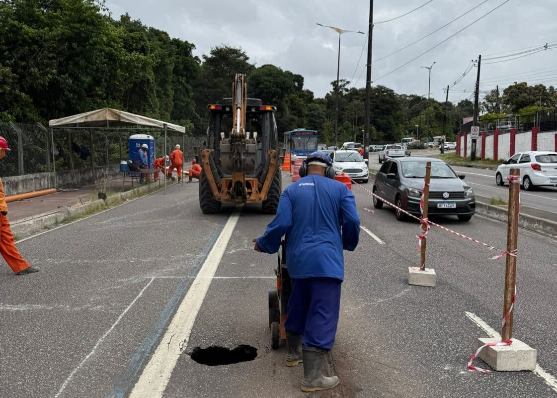 Serviço da Cagepa interdita duas faixas na Avenida Dom Pedro II, em João Pessoa