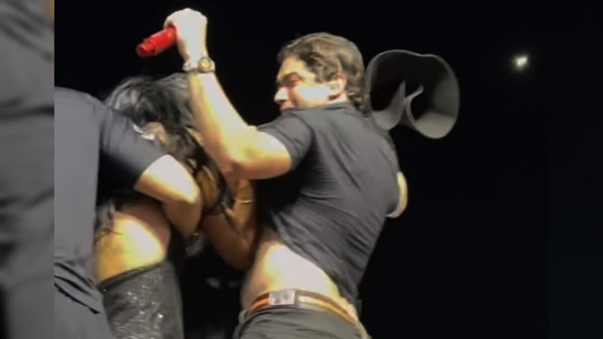 'Acabou que mordeu a camisa', diz Natanzinho Lima sobre mulher que invadiu palco durante show na Paraíba