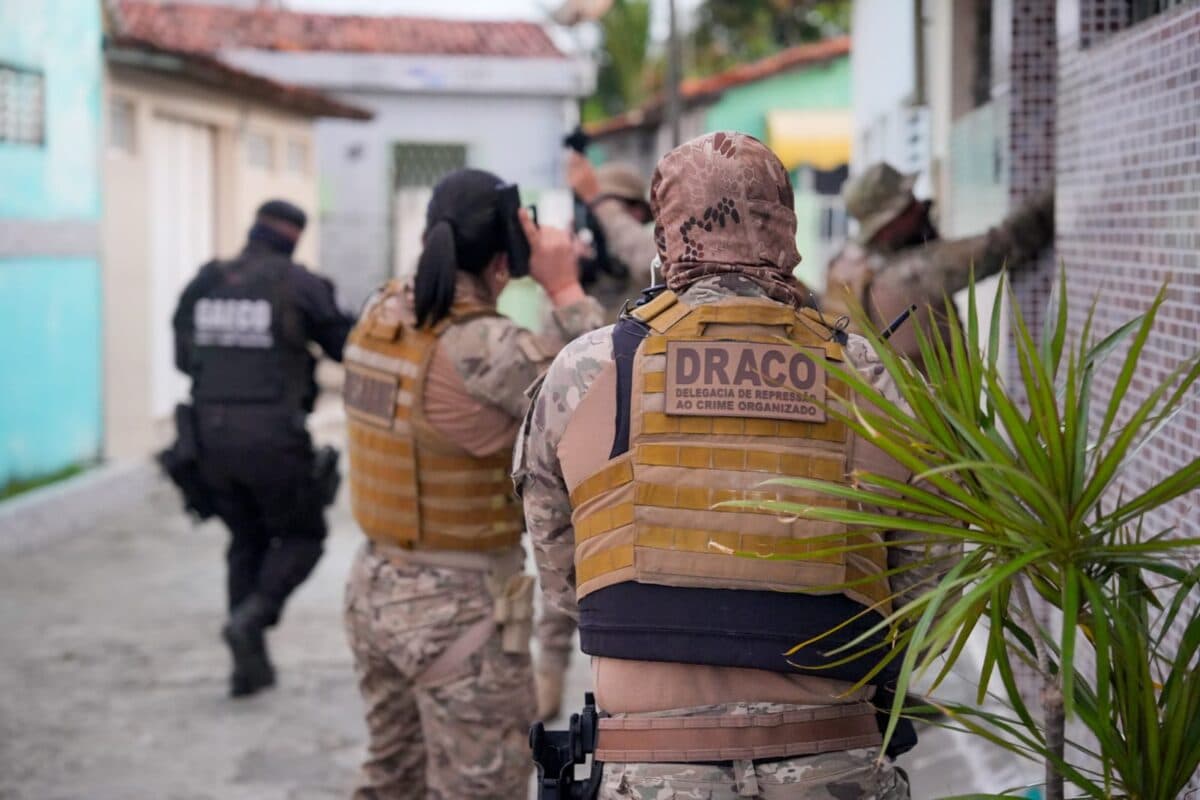 Draco e Gaeco bloqueiam R$ 125 milhões do Comando Vermelho e operação busca Fatoka, líder da facção na Paraíba