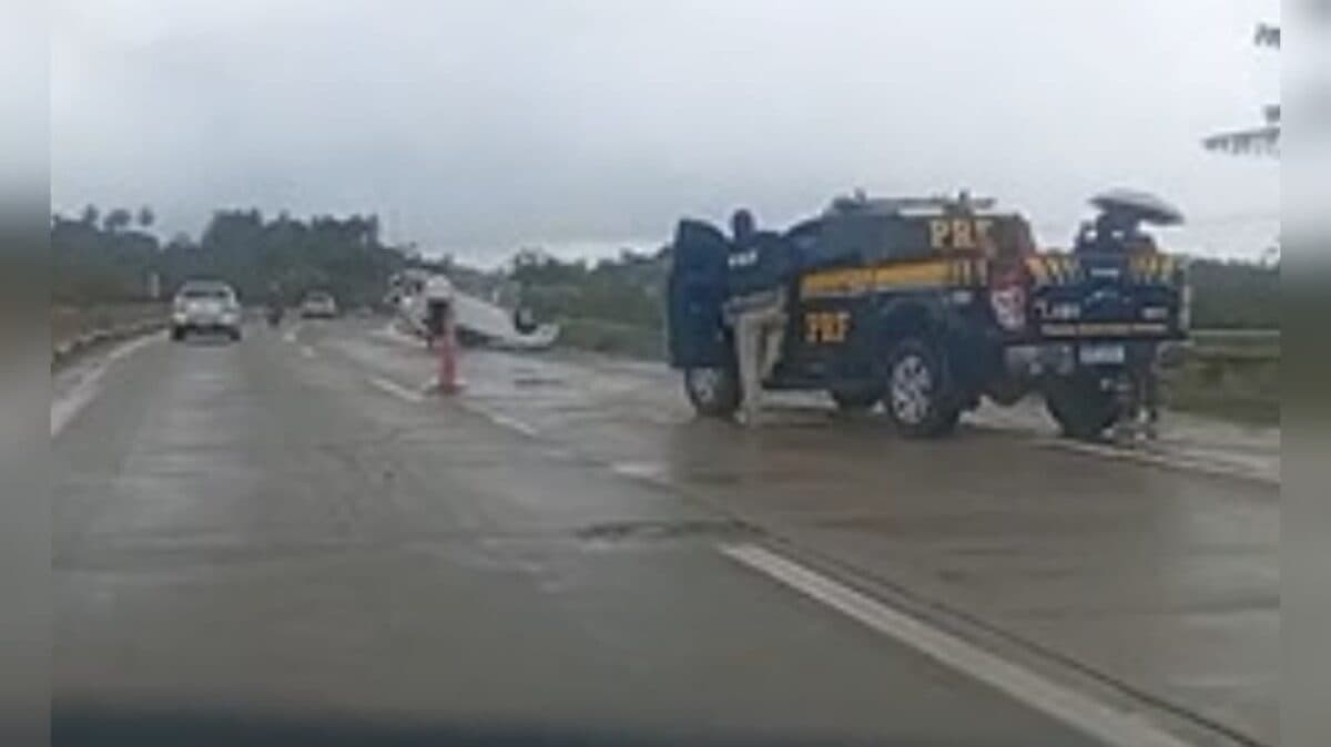 VÍDEO: carro colide em mureta e capota na BR-101, em Mamanguape