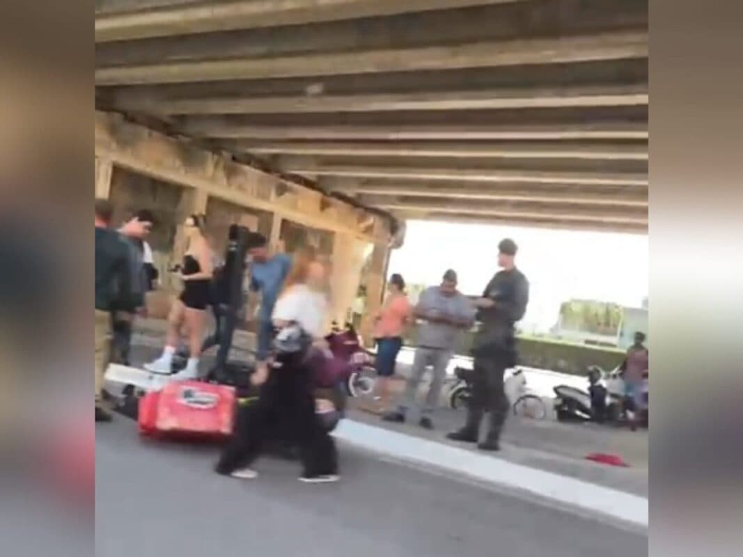 Colisão entre motos deixa motoboy e casal feridos próximo a viaduto em Cabedelo