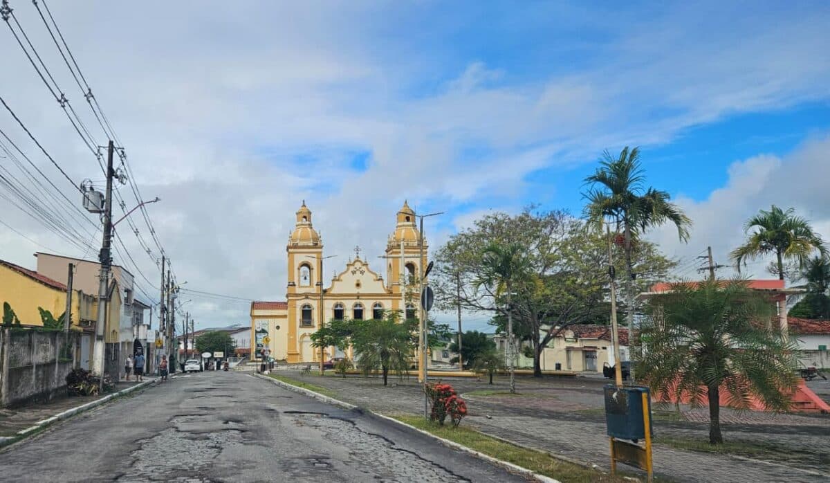 VÍDEO: homem morre e outras duas pessoas firam feridas em tiroteio durante festa em praça de Mamanguape