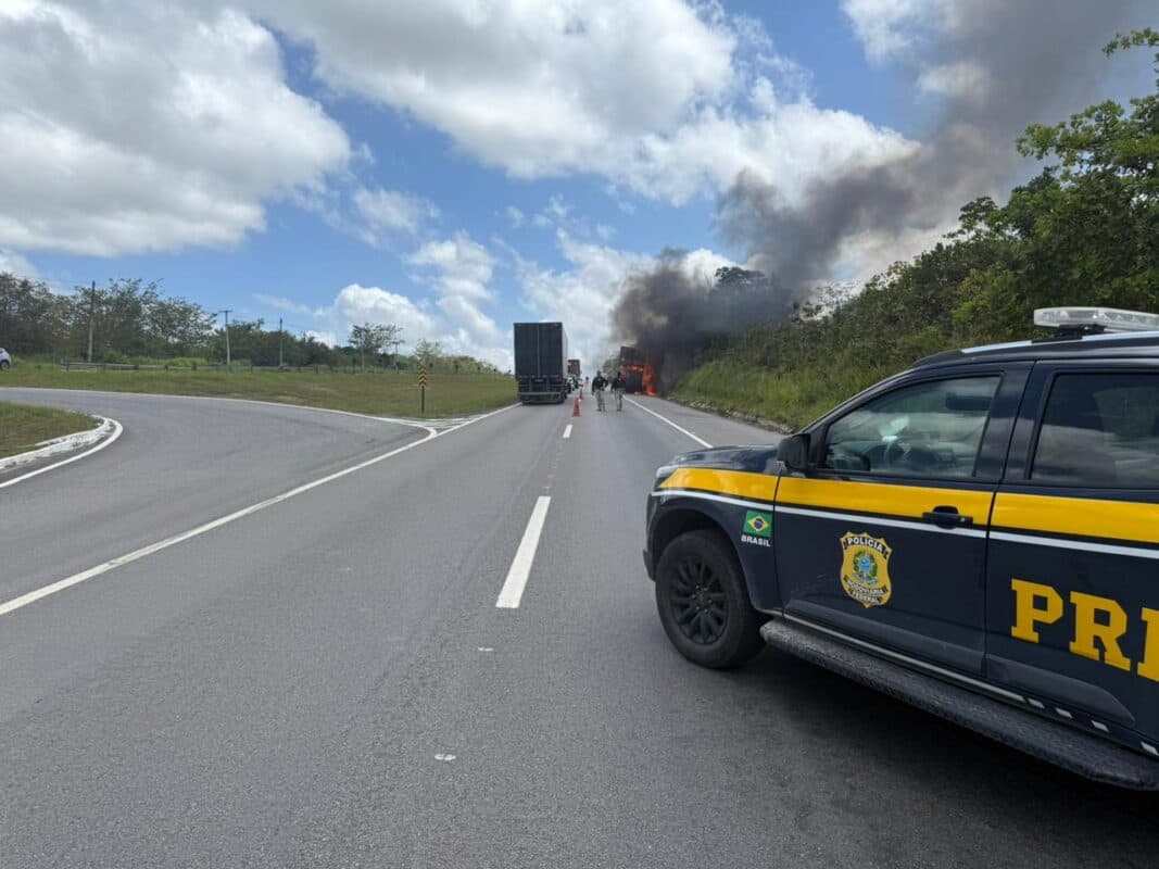 Caminhão com carga de fraldas pega fogo na BR-101, em Caaporã