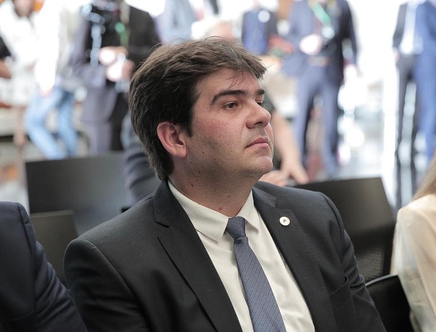 Eduardo Carneiro quer revogar lei que libera entrada de consumidores com bebidas e alimentos em cinemas e shows