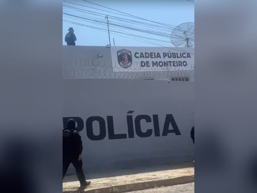 Detentos fazem motim na Cadeia Pública de Monteiro e tumulto assusta familiares
