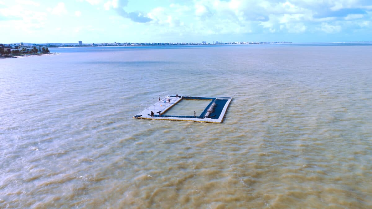 VEJA FOTOS: piscina flutuante com 25 metros de extensão é instalada no mar de João Pessoa