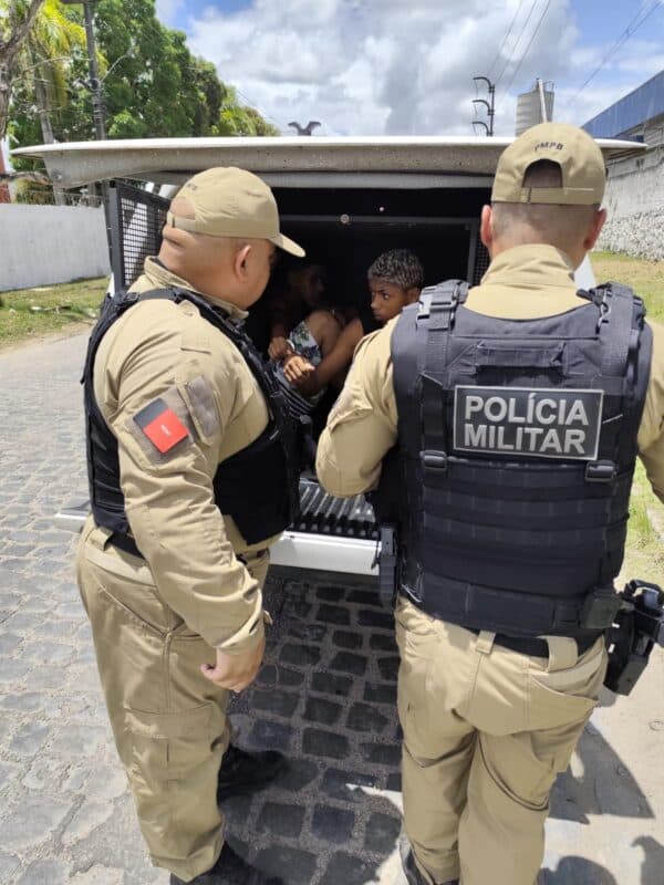 Três homens são presos ao tentar roubar veículo no bairro das indústrias e polícia apreende bloqueador de sinal de tranca