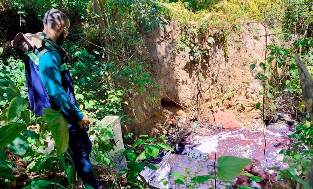 Sudema embarga fábrica têxtil em João Pessoa por danos ambientais com despejo de resíduos em riacho