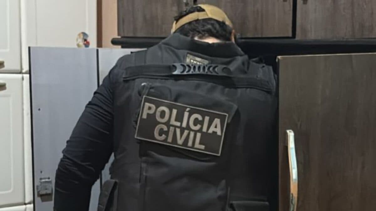 Operação contra lavagem de dinheiro, falsificação de documentos e tráfico de drogas cumpre mandado de prisão em Cabedelo