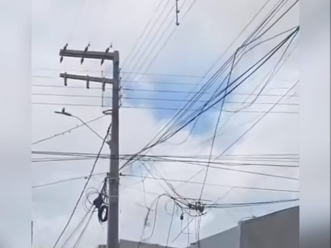 Bagunça: fios soltos e desorganização nos postes do Centro de João Pessoa colocam pedestres e motociclistas em risco e prejudicam comerciantes