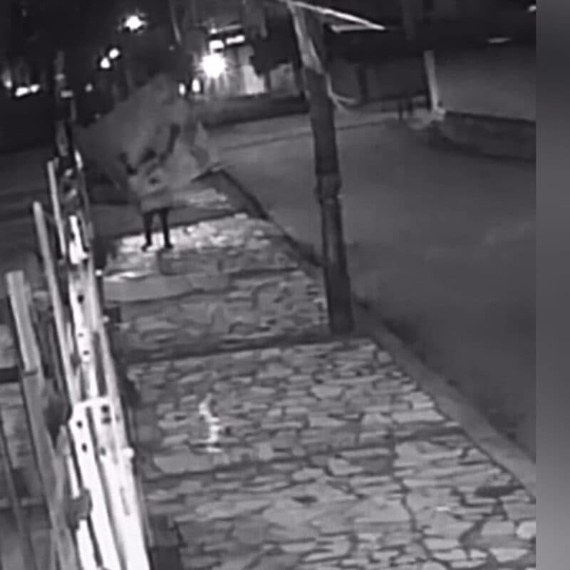 VÍDEO: câmera flagra homem arrancando portão de prédio e fugindo com objeto na cabeça em João Pessoa