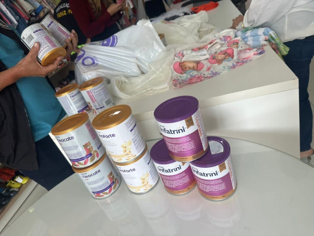 Beneficiárias cadastradas para receber fórmula infantil revendiam para lojas de Campina Grande; latas são apreendidas