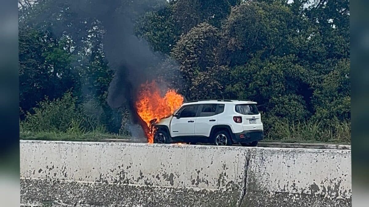 Carro pega fogo na BR-101, entre João Pessoa e Natal