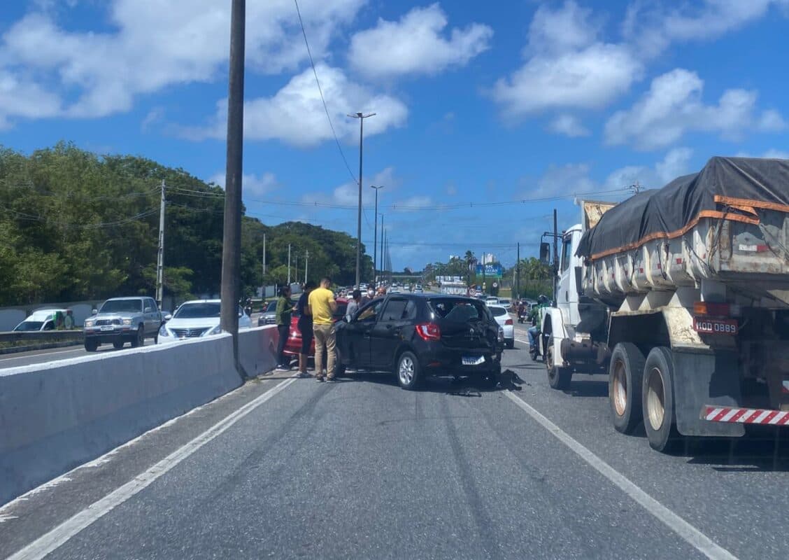 Acidente gera congestionamento em trecho da BR-230, em João Pessoa