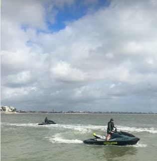 Polícia captura membro de organização criminosa após perceber atitude suspeita em embarcação