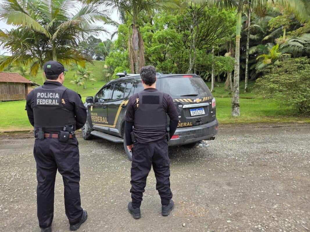 Operação da Polícia Federal cumpre mandado de busca em Santa Catarina na casa de investigado por abuso sexual infantojuvenil na Paraíba
