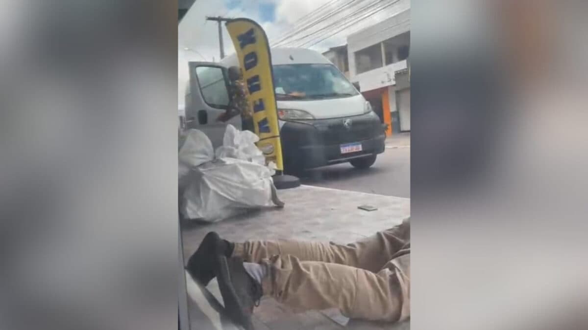 VÍDEO: criminosos roubam van com encomendas do Mercado Livre em João Pessoa