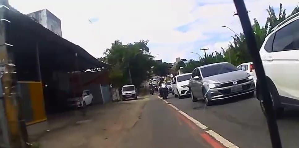 Câmera flagra momento em que ciclista é atingido por moto em ciclovia de João Pessoa